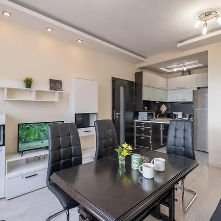 Lovely 2 Bdr Next To Mall Of Lejlighed *