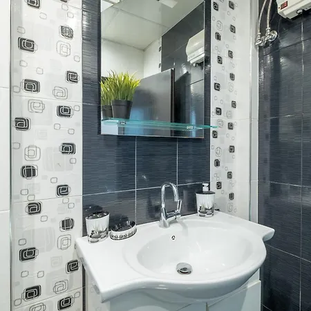 Lovely 2 Bdr Next To Mall Of