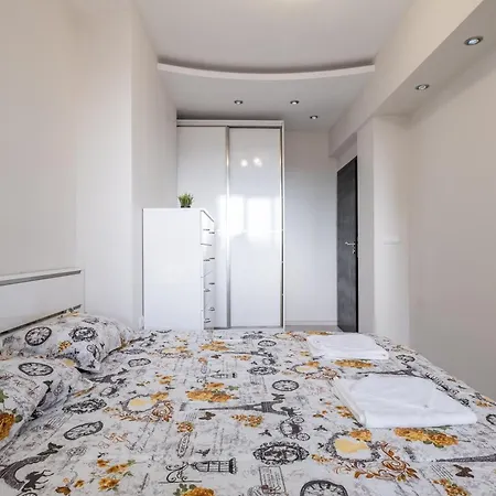 Lovely 2 Bdr Next To Mall Of