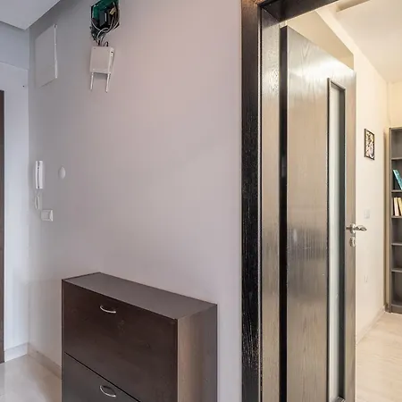 Lovely 2 Bdr Next To Mall Of Apartman